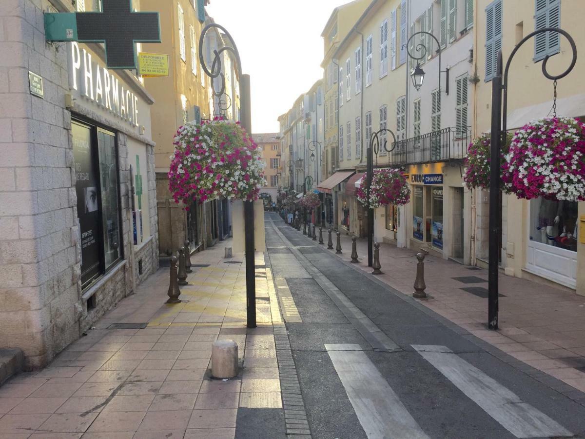 Bright & Modern Apartment In The Heart Of Antibes Ngoại thất bức ảnh